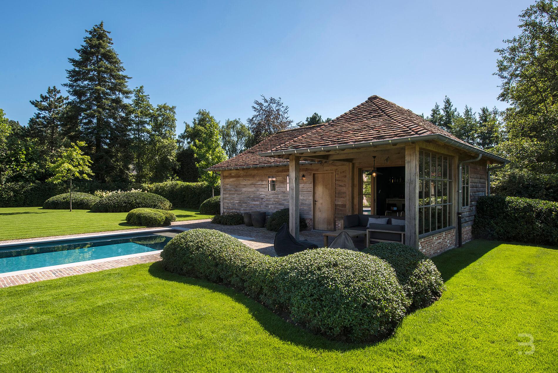 Afbeelding project Landelijke tuin met bijgebouw en zwembad rond mooie woning in Vlaamse stijl