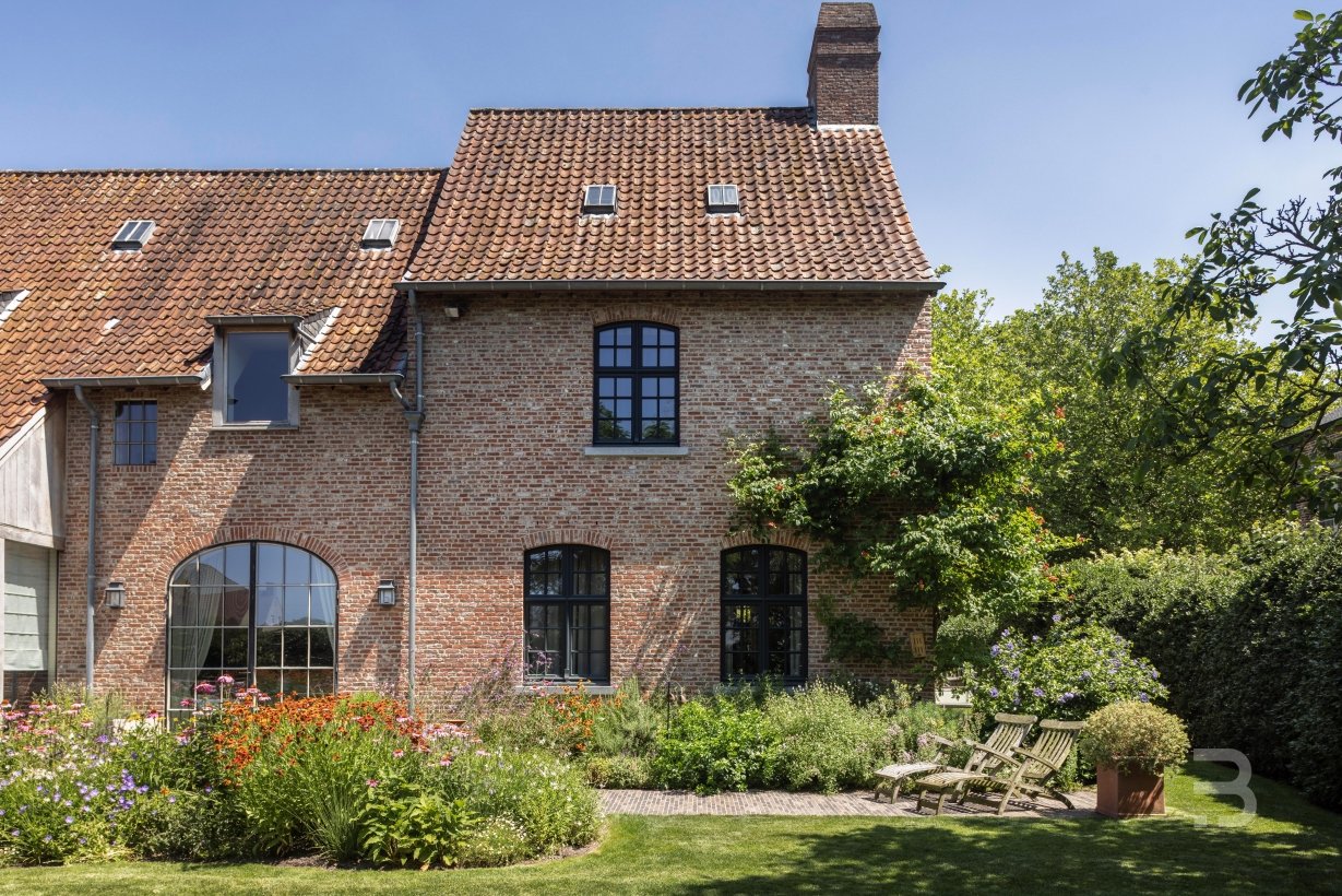 Afbeelding project Achtertuin aan landelijke woning met zwembad en bijgebouw