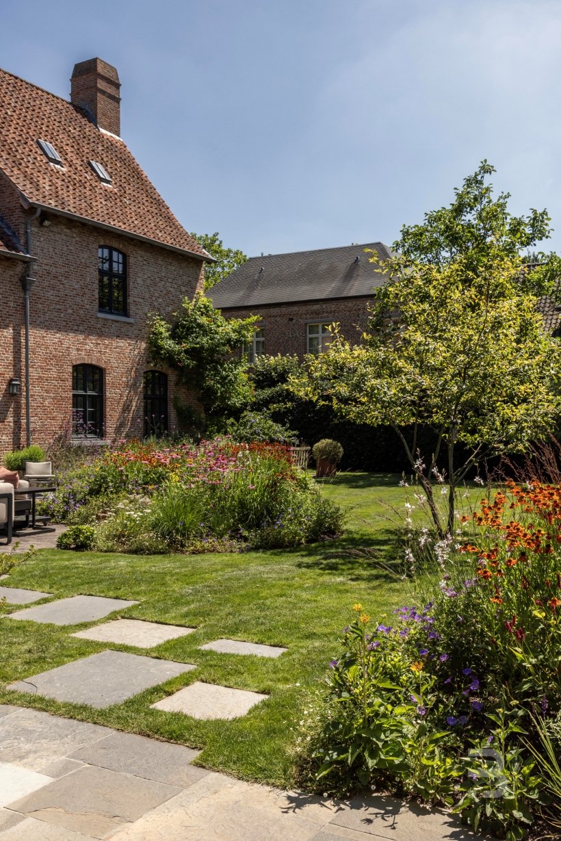 Afbeelding project Achtertuin aan landelijke woning met zwembad en bijgebouw
